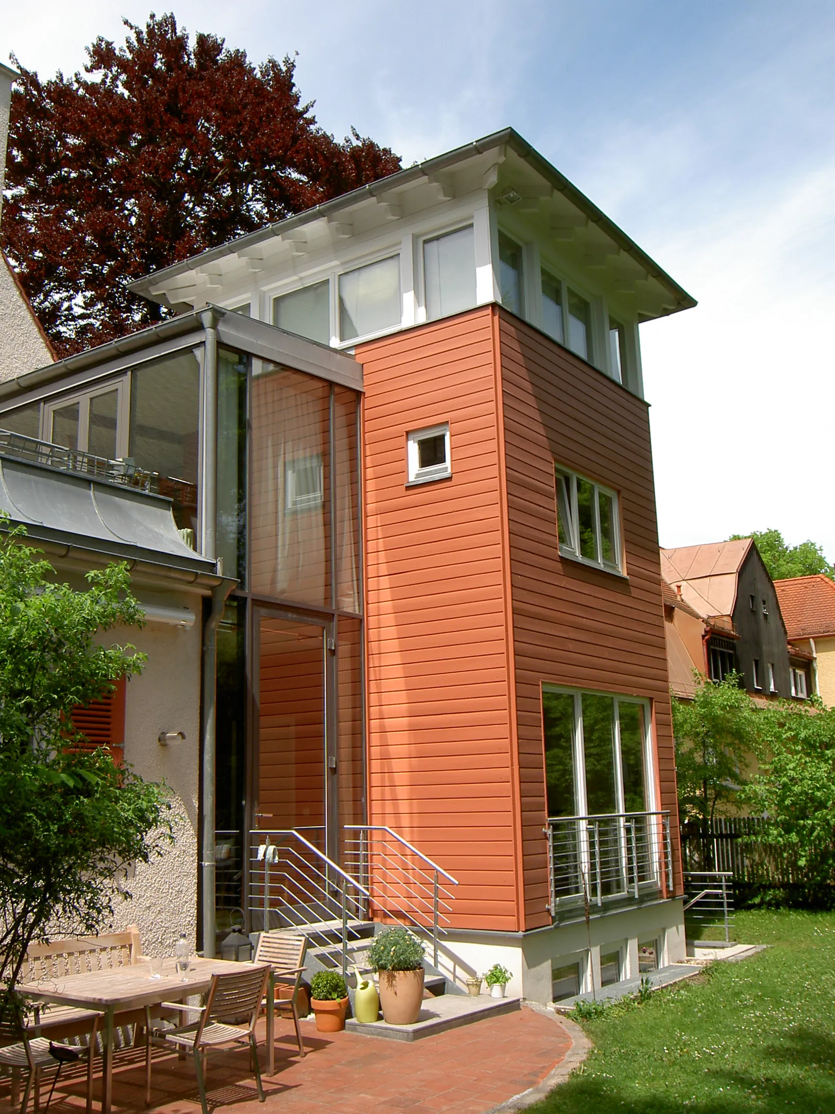 Sanierte Wohnhausfassade nach Malerarbeiten