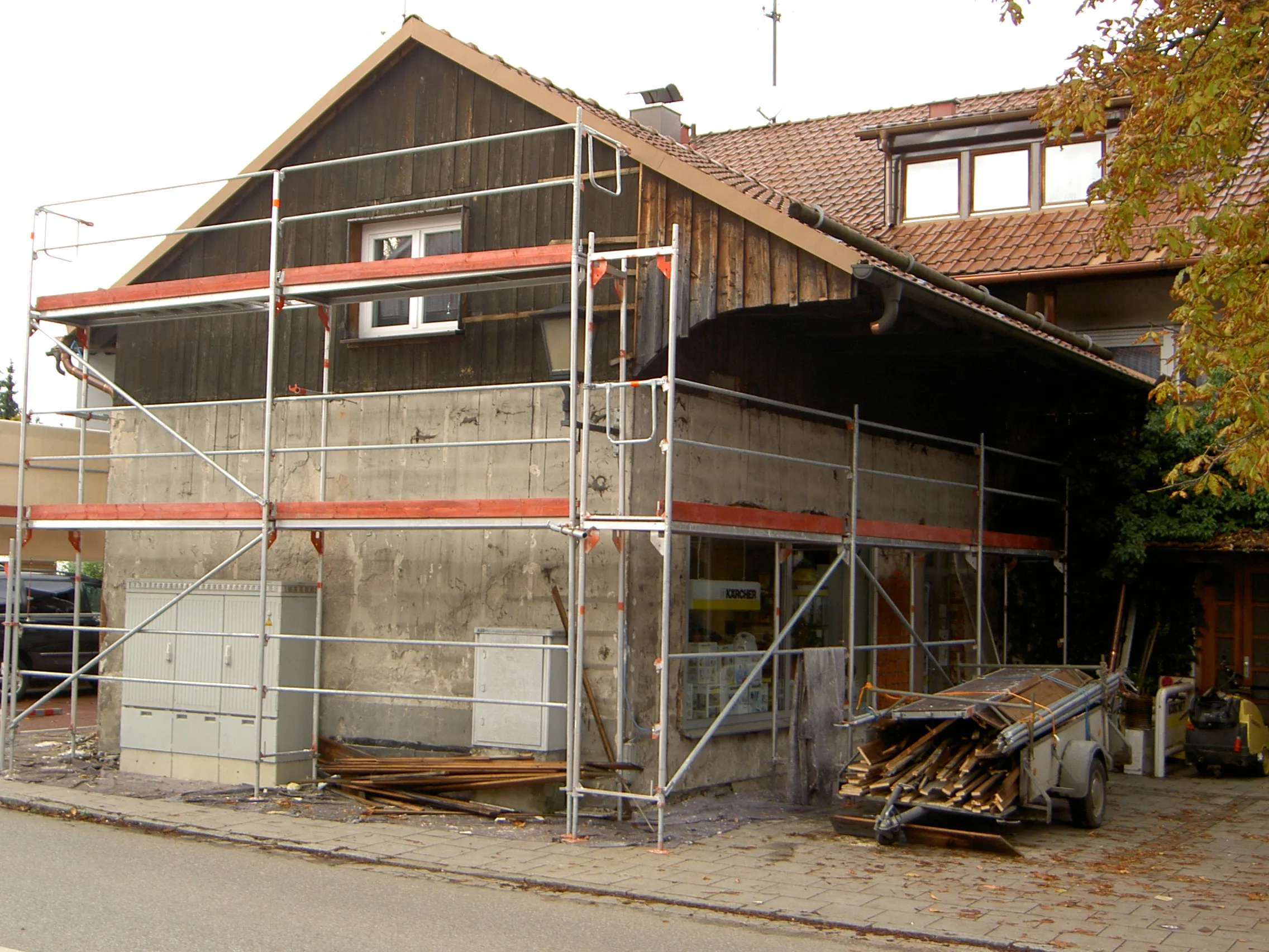 Fassadenarbeiten am Gebäude mit Gerüst