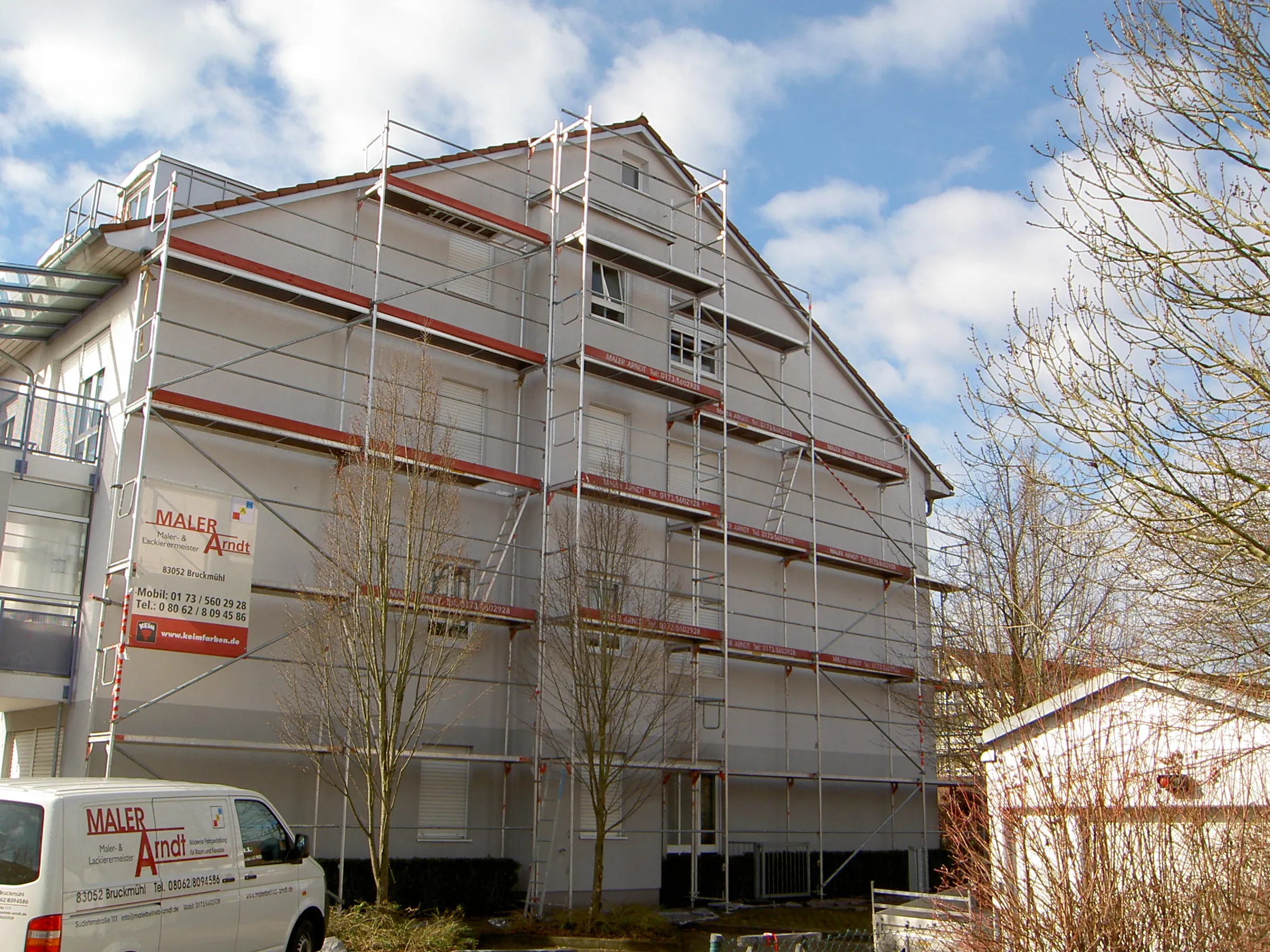 Außenbereich mit vorbereiteter Fassade